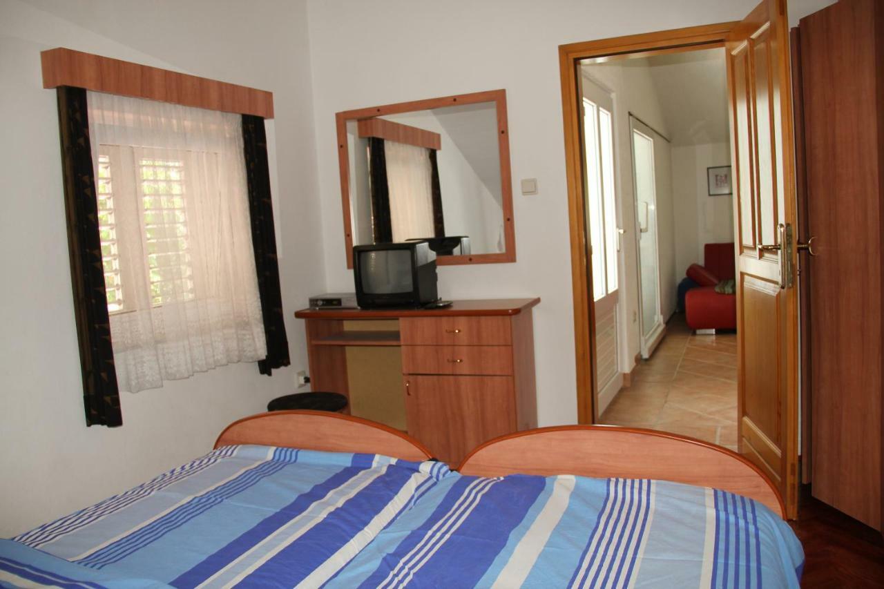 Apartmani Rasan Малинска Екстериор снимка